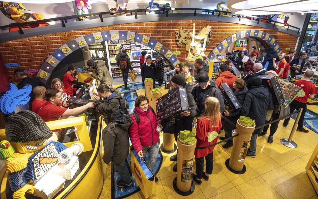 Drukte voor de kassa, kort na de opening van de nieuwe LEGO-winkel aan de Kalverstraat in Amsterdam. beeld LEGO