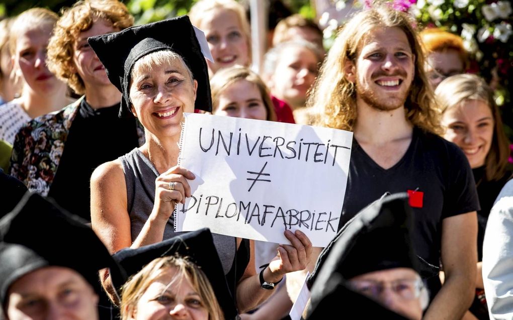 Hoogleraren en studenten protesteerden bij de opening van het academisch jaar tegen de bezuinigingen in het wetenschappelijk onderwijs. Minister Van Engelshoven belooft vooralsnog geen extra geld. beeld ANP, Sem van der Wal