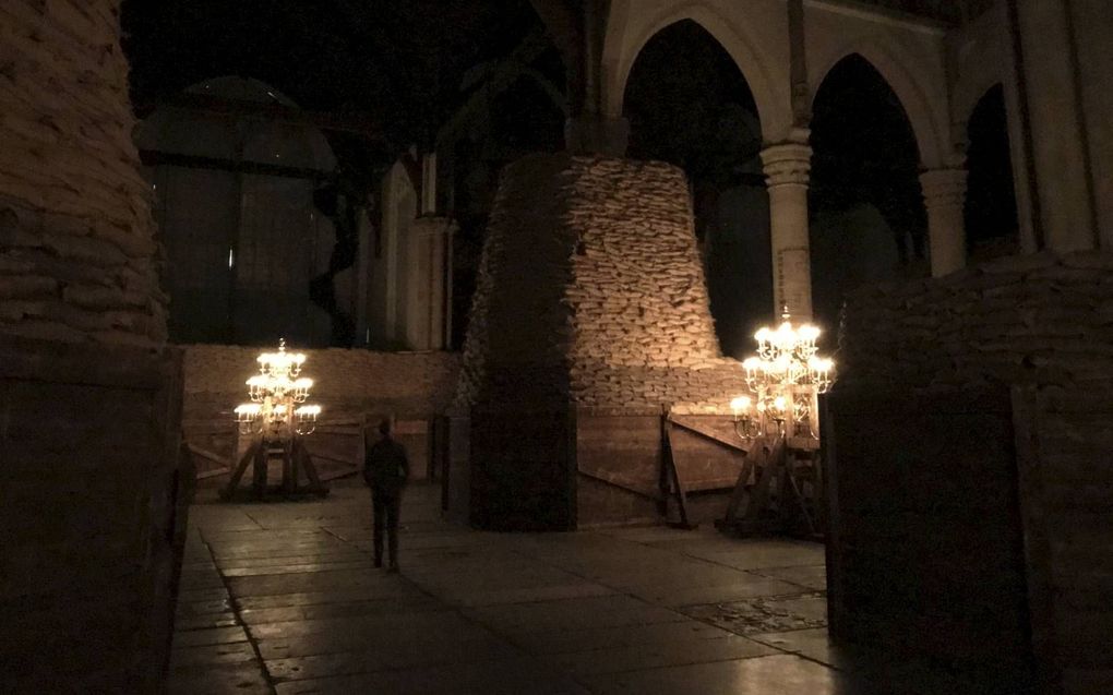 Zandzakken bij kaarslicht in de Oude Kerk van Amsterdam. beeld RD