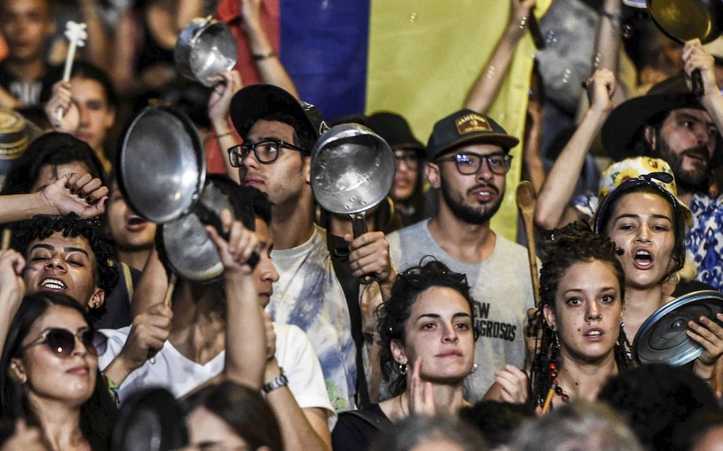 Foto: Colombianen protesteren tegen de zittende president Ivan Duque. Sinds 21 november is het land toneel van massale protesten tegen zijn impopulaire regering. beeld AFP, Joaquin Sarmiento