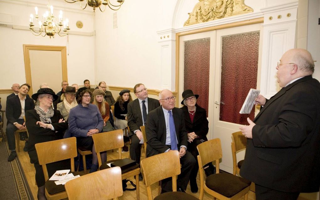 Ds. C. L. Onderdelinden (r.) sprak dinsdag in de oud gereformeerde gemeente in Den Haag de Amerikaanse ambassadeur Pete Hoekstra en zijn vrouw Diane (vooraan op de foto) toe. Ze kregen een Engelse Bijbel. beeld Gerhard van Roon