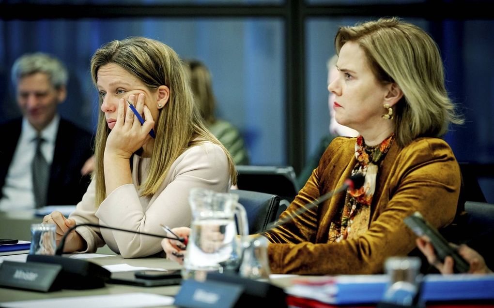 De ministers Schouten (LNV) en van Nieuwenhuizen (IenW) bij het debat over de spoedwet. beeld ANP, Robin van Lonkhuijsen