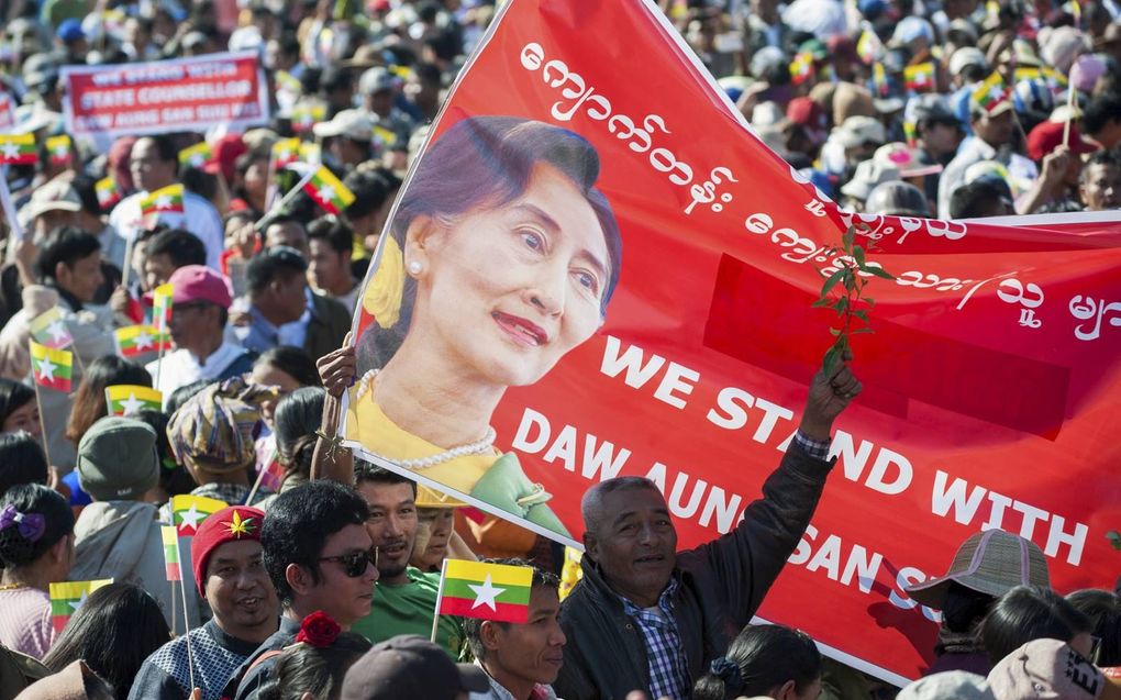 Duizenden mensen waren zaterdag in Myanmar op de been om hun steun te betuigen aan regeringsleider Aung San Suu Kyi. beeld AFP, Sai Aung Main