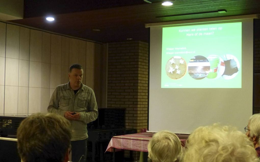 Plantenfysioloog Wieger Wamelink acht het mogelijk dat mensen over enkele decennia een eigen groentetuintje kunnen kweken op de maan. beeld RD