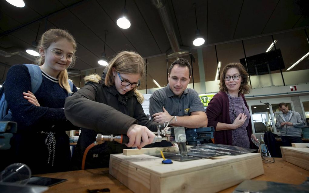 Leerlingen in actie tijdens de Sterk Techniekdag die dinsdag werd georganiseerd op de Pieter Zandt scholengemeenschap in Kampen.  beeld Freddy Schinkel