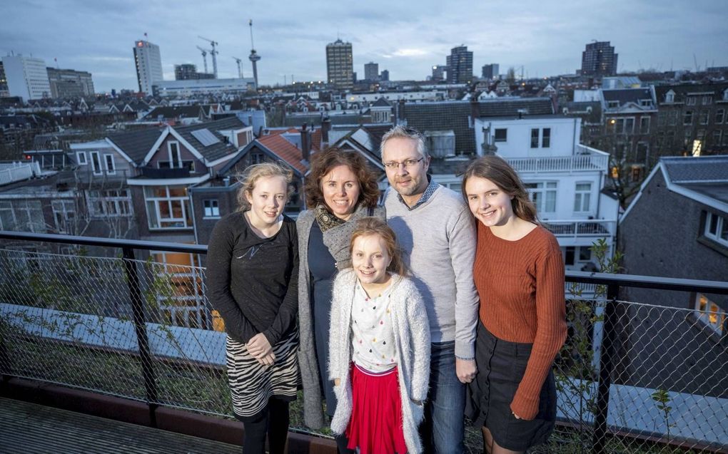 Mark en Petra Verhelst verhuisden met hun kinderen van Veenendaal naar een leefgemeenschap in Rotterdam-West. V.l.n.r. Machteld, Petra, Deborah, Mark en Anne-Gerie. beeld Roel Dijkstra Fotografie