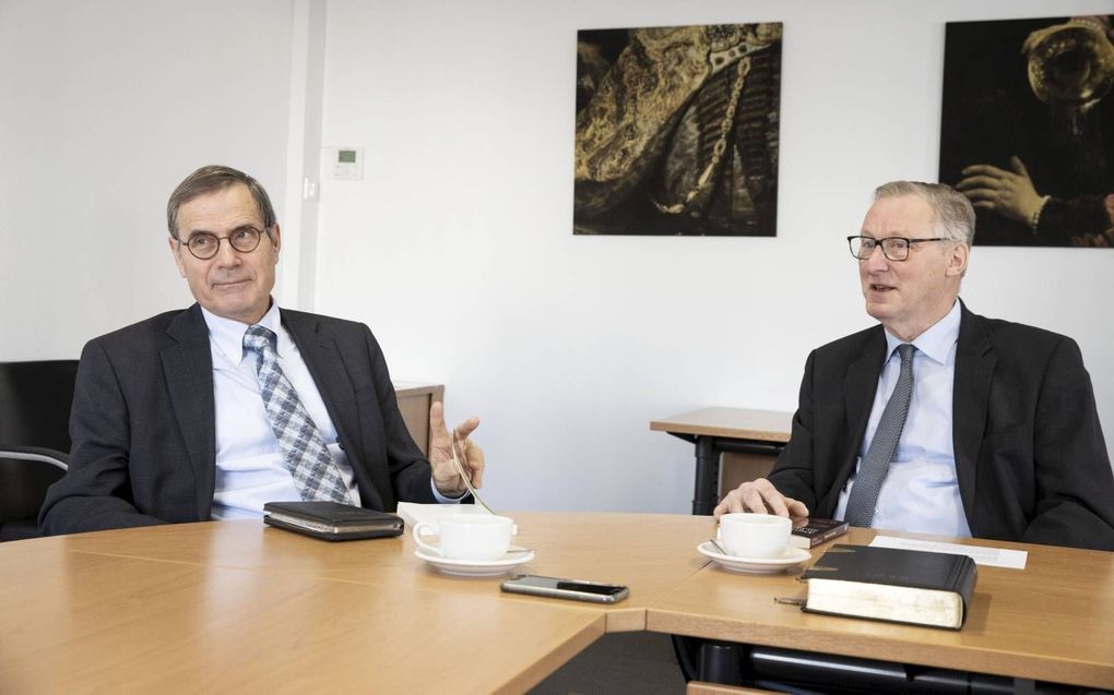 J. H. Mauritz (r.) en W. M. van der Wilt, beiden ouderling binnen de Gereformeerde Gemeenten, namen het initiatief tot het boek ”Dienen in het ambt”. beeld RD, Anton Dommerholt