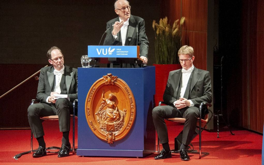 L. J. van Valen, geflankeerd door zijn zonen Willem en Gerrit, verdedigde vrijdag onder grote belangstelling zijn proefschrift. beeld Ronald Bakker