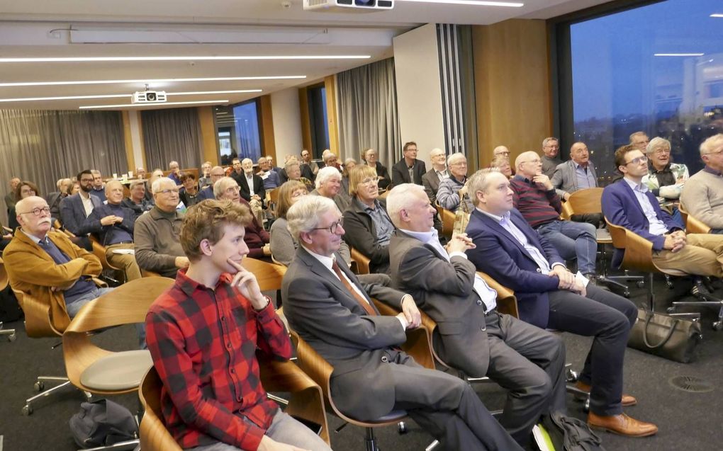 RD-hoofdredacteur Steef de Bruijn (vooraan, 2e van l.) sprak zaterdag in Amsterdam bij de presentatie van het boek '’Genot en gebod”. Rechts naast hem zitten prof. Rinse Reeling Brouwer, dr. John Exalto en dr. Bart Wallet. beeld RD