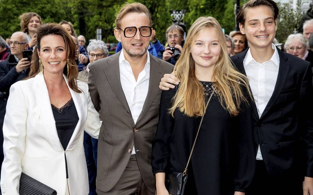 Prins Bernhard met zijn vrouw Annette en hun kinderen Isabella en Samuel bij het feest ter gelegenheid van de tachtigste verjaardag van vader Pieter van Vollenhoven. beeld ANP, Patrick van Katwijk