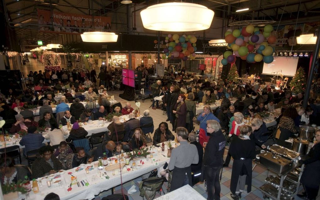 In een winkelcentrum in Haarlem had maandagavond een groot kerstdiner plaats. Evangelist Daniël van Beek belichtte de betekenis van Kerst. beeld Henk Bouwman