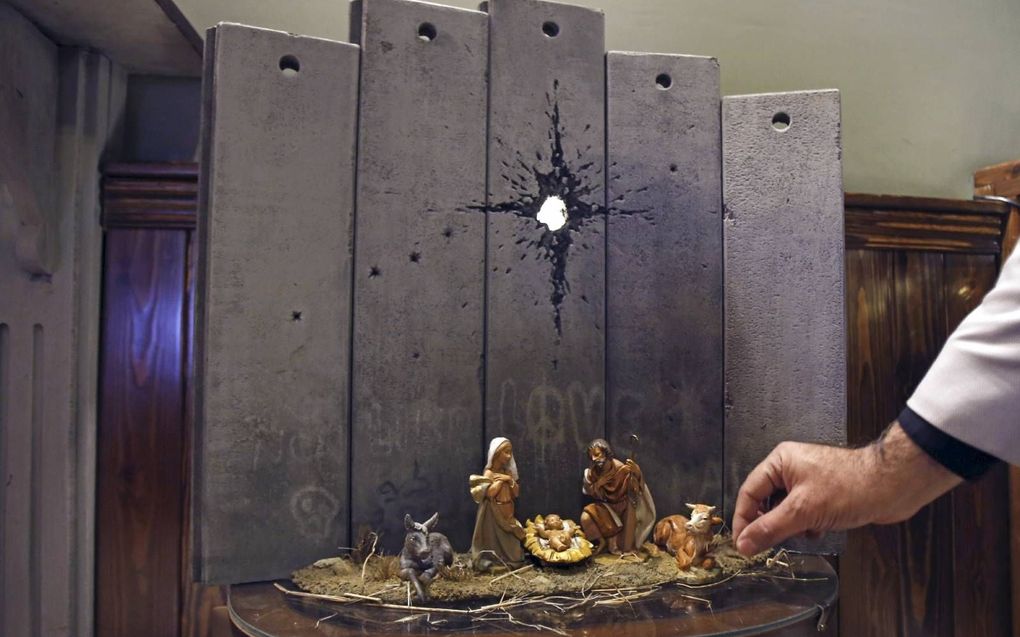 De Britse kunstenaar Banksy maakte een kerstkunstwerk, waarmee hij kritiek op de Israëlisch-Palestijnse scheidingsmuur uit. beeld AFP, Musa al-Shaer