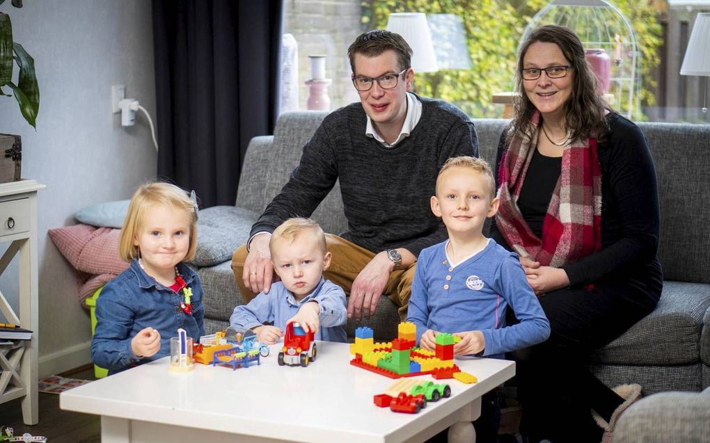 Niels en Annie Veen en hun kinderen Nienke, Jesse en Rins (v.l.n.r.). Het gezin heeft één inkomen en is dankbaar dat ze daar genoeg aan hebben. beeld Cees van der Wal