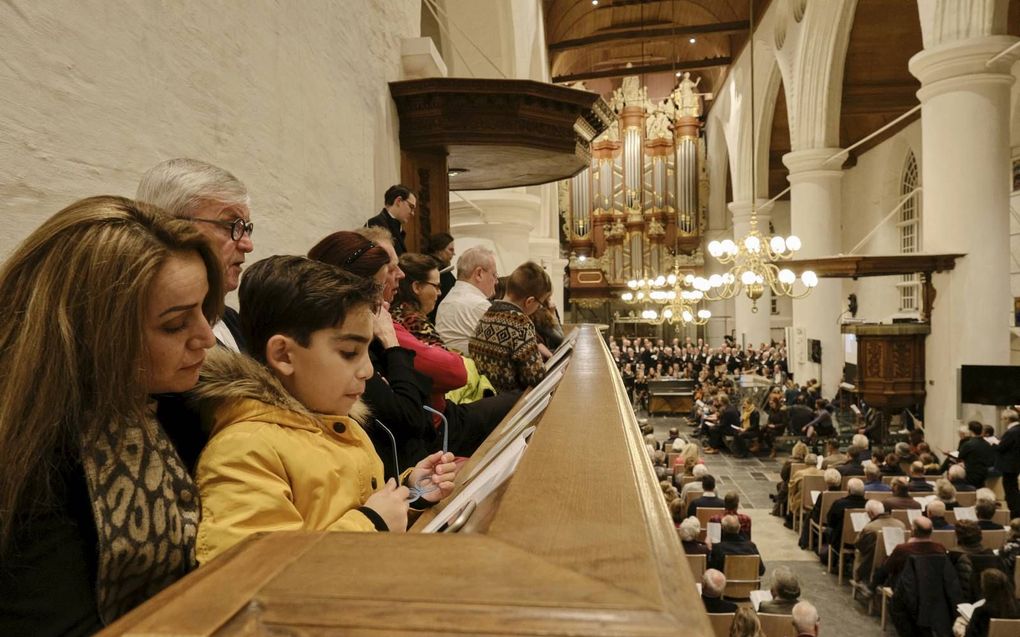 De dertigste kerstzangavond van het Leeuwarder inloophuis ”Achter de Hoven” van de Gereformeerde Gemeenten, maandagavond in de Grote Kerk in Leeuwarden, stond in het teken van ”De Naam van het Kerstkind”. beeld Sjaak Verboom