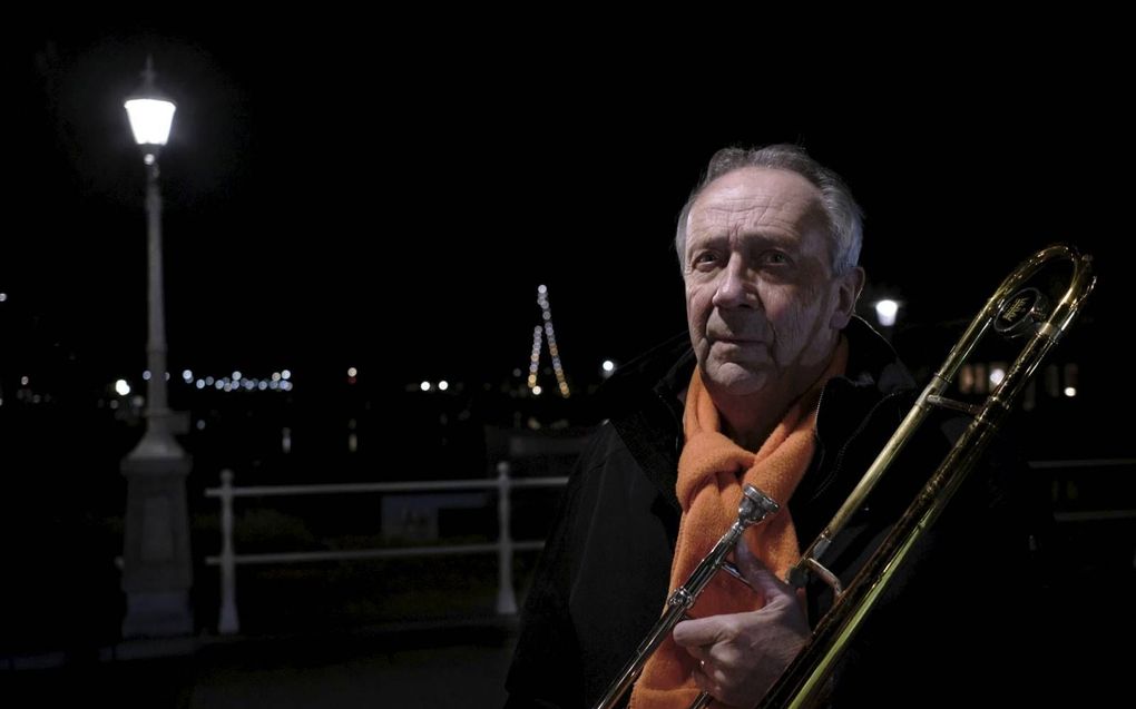 Trombonist Piet Bonthuis blaast al vijftig jaar zijn partij mee in de groep koperblazers die jaarlijks de eerste kerstdag in Genemuiden aankondigen. beeld Dick Vos