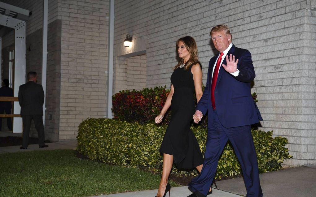 De Amerikaanse president Donald Trump en zijn vrouw Melania verlaten de evangelicale Family Church in West Palm Beach na een dienst op Kerstavond. beeld AFP, Nicholas Kamm