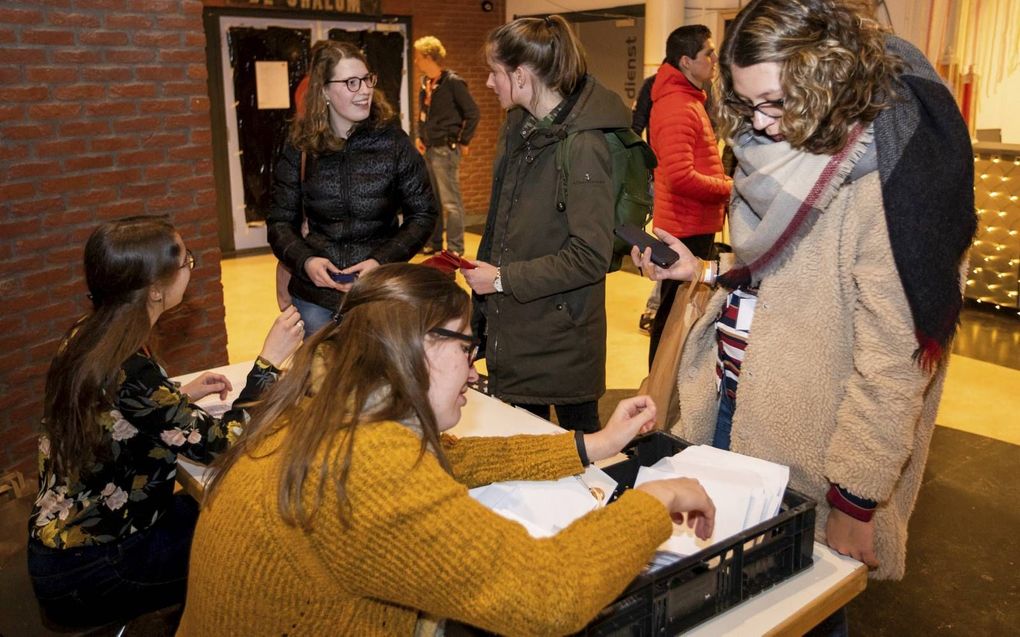 Jongeren melden zich aan voor de kerstconferentie van de HGJB op bungalowpark Pagedal in het Groningse Stadskanaal. beeld Huisman Media