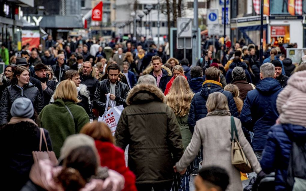 De meeste burgers krijgen volgend jaar extra geld in de portemonnee. De consumptie zal daardoor naar verwachting de grootste bijdrage leveren aan de groei van de economie. beeld ANP, Robin Utrecht