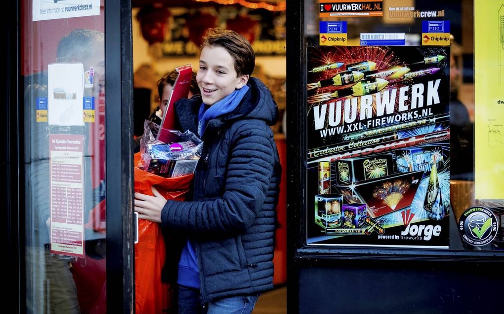 Puberjongens hebben er volgens filosoof René ten Bos behoefte aan avontuurlijke dingen te doen. „Ze voelen zich een heertje met vuurwerk in de hand.” beeld ANP, Remko de Waal