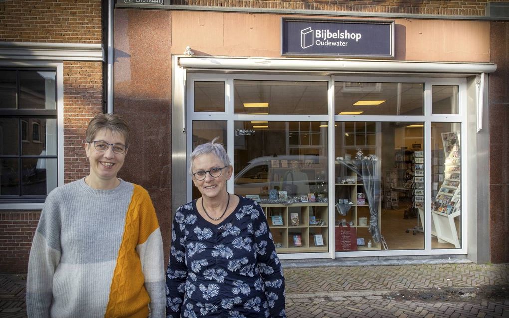 Tilly Sonneveld (l.) en Winnie Verdouw, voorzitter en penningmeester van stichting De Veilige Haven. beeld RD, Henk Visscher