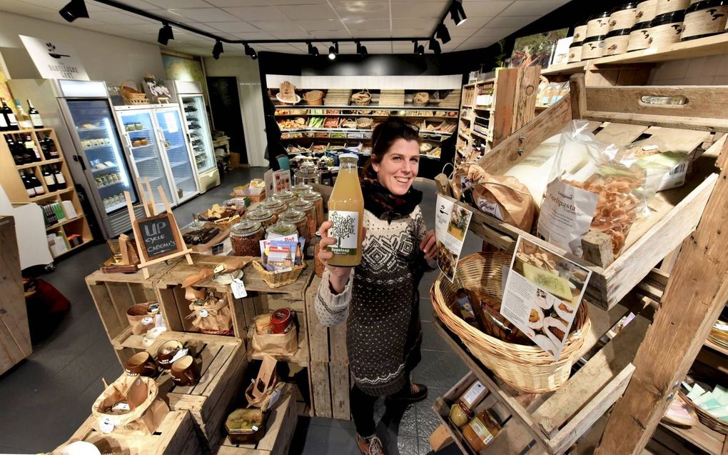 Monique van Etten in haar winkel aan de Nieuwe Oosterstraat. beeld Marchje Andringa