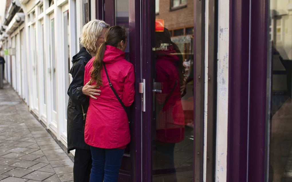 Medewerksters van de Haagse Stichting De Haven doen bezoekwerk onder prostituees. beeld Tineke Smith