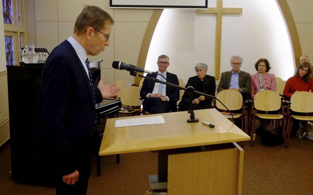 Ds. Melle Oosterhuis (l.), synodepreses van de Gereformeerde Kerken vrijgemaakt, sprak vrijdag in Kampen op een studiedag over het thema ”Gemeenschappelijke besluiten en het individu in de kerk”. beeld RD