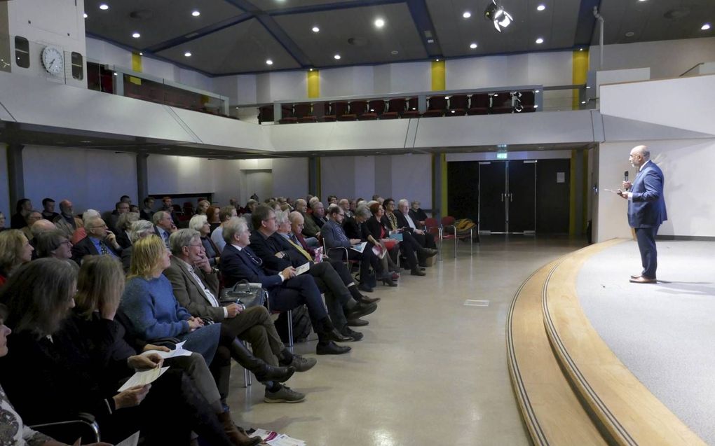 In het gebouw van de Vrije Universiteit (VU) Amsterdam hield prof. dr. George Harinck een lezing over Abraham Kuyper, de stichter van de VU. Op het podium met microfoon: VU-rector prof. dr. Vinod Subramaniam. beeld RD