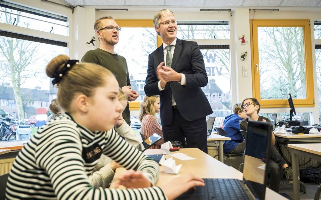 Minister Slob bezoekt tijdens de landelijke onderwijsstaking meerdere scholen. Hij gaat daar met leerkrachten in gesprek over de werkdruk en het lerarentekort. beeld ANP, Vincent Jannink