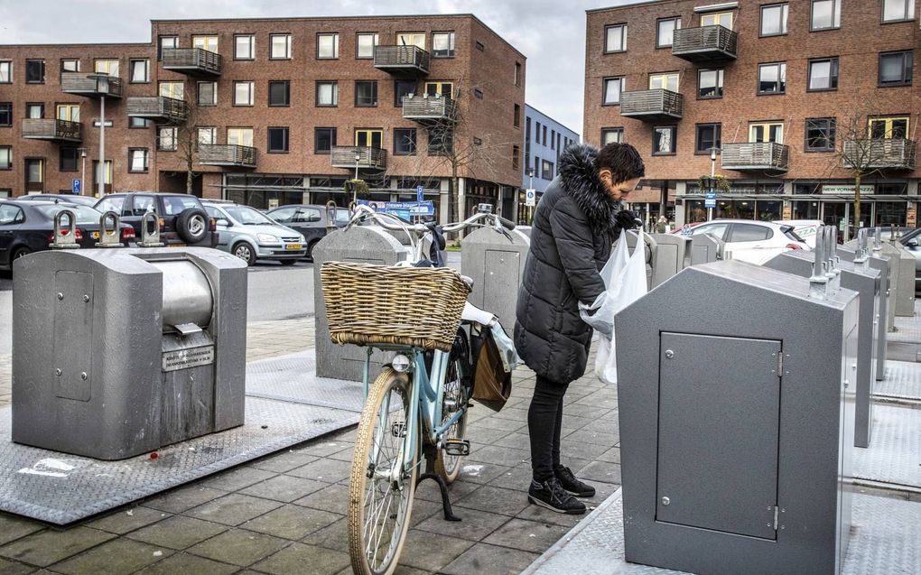 In Apeldoorn betalen burgers flink meer afvalstoffenheffing. Het tarief stijgt dit jaar met 58 euro en komt op 295 euro per jaar. beeld RD, Henk Visscher