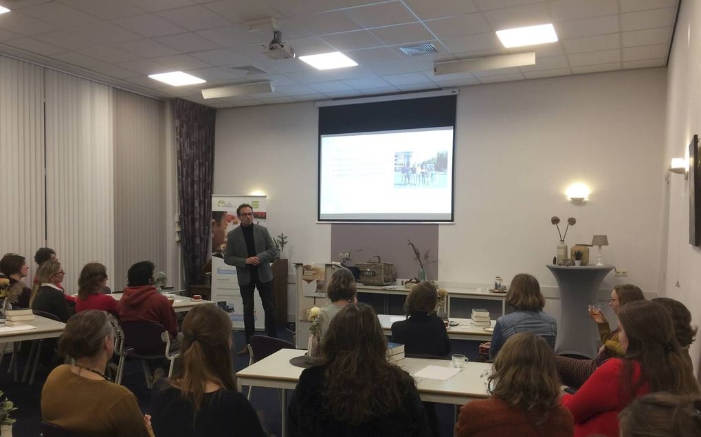 Marc de Gooijer (links voorin) sprak donderdag op een ​toerustingsavond van Evangeliestek in Sliedrecht. beeld RD