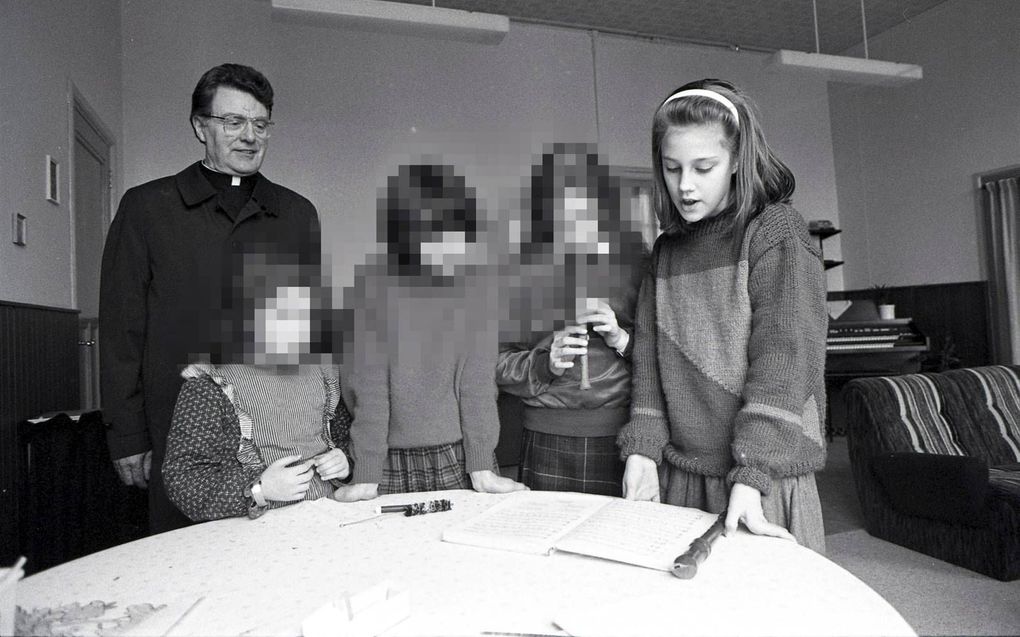 Sekteleider Vrieswijk bij vier kinderen uit de sekte Gemeente Gods. Rechts op de foto Hannelore van Otterloo.  beeld uitgeverij Achtbaan