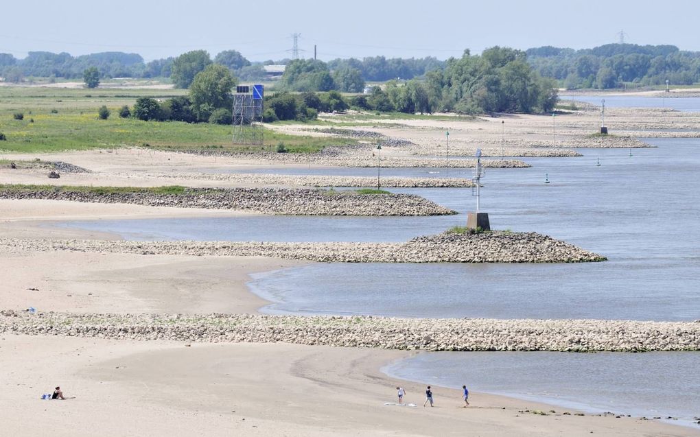 Laagwater op de Waal in 2011. De Gelderse IJssel kampt eveneens met dit probleem, stelt Rijkswaterstaat. beeld Rijkswaterstaat, Martin van Lokven