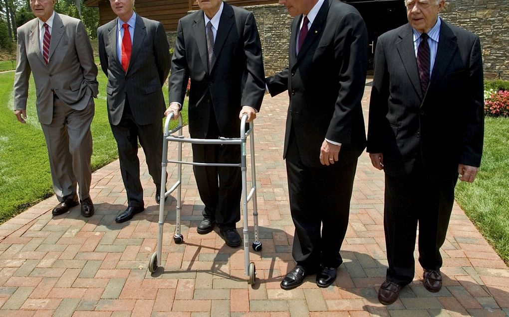 Evangelist Billy Graham kreeg, zoals hij later zelf toegaf, genoegen in het hebben van contacten in de hoogste politieke regionen. Foto: de voormalige presidenten George H. W. Bush, Bill Clinton en Jimmy Carter samen met Billy Graham en diens zoon Frankli