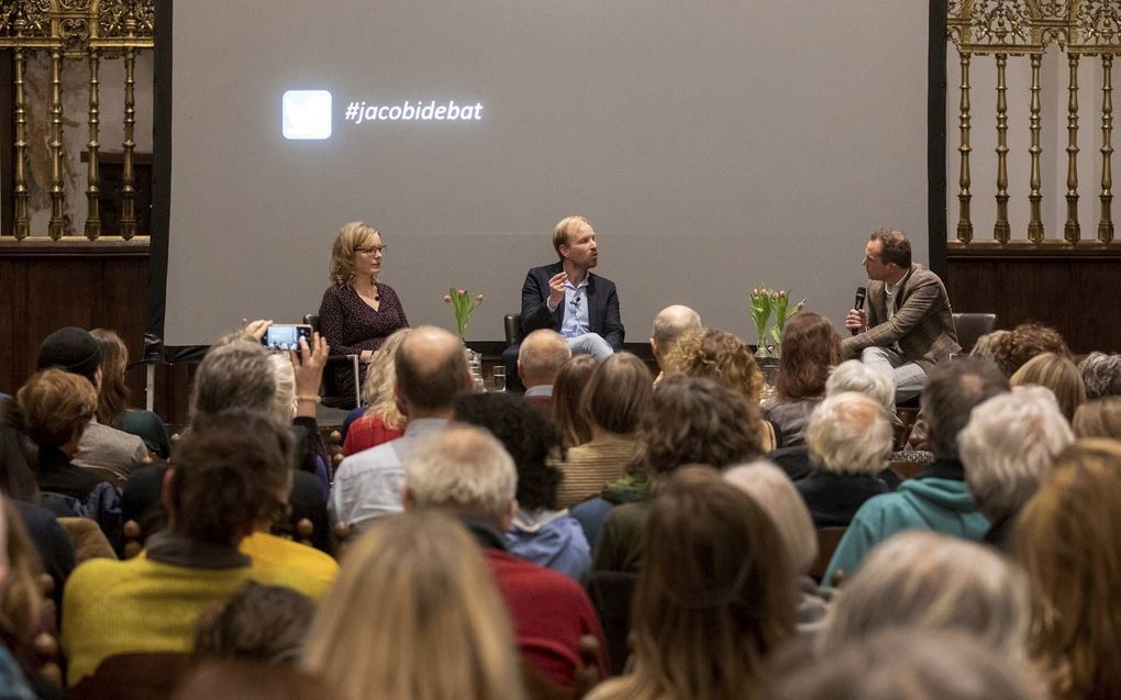 In de Jacobikerk in Utrecht gingen prof. dr. Beatrice de Graaf en journalist Rutger Bregman in debat met elkaar over de vraag of de mens deugt. beeld Erik Kottier