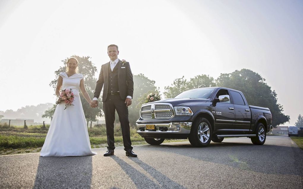 Anne-Marije van Wijck en Paul Bos trouwden op 26 augustus 2016 in Zeeuws-Vlaanderen en wonen nu in Doetinchem. Ze kozen voor een stoere Dodge Ram als trouwauto, omdat ze allebei „Canadafan” zijn. beeld Manon van der Have Fotografie