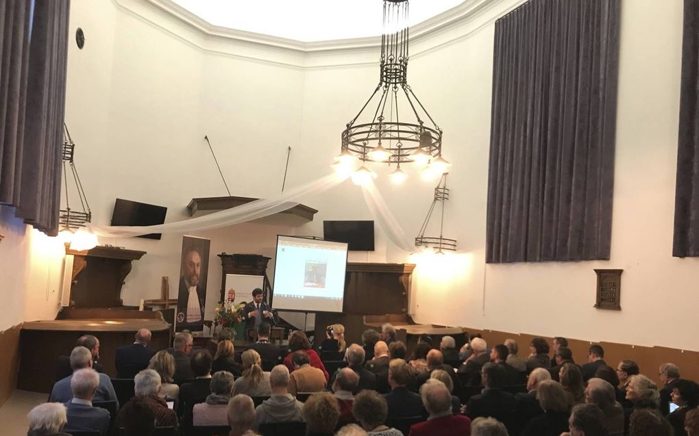 Een volle Sint Anna Kapel in Kampen tijdens een internationaal congres over de kindertreinen uit Hongarije. beeld RD​