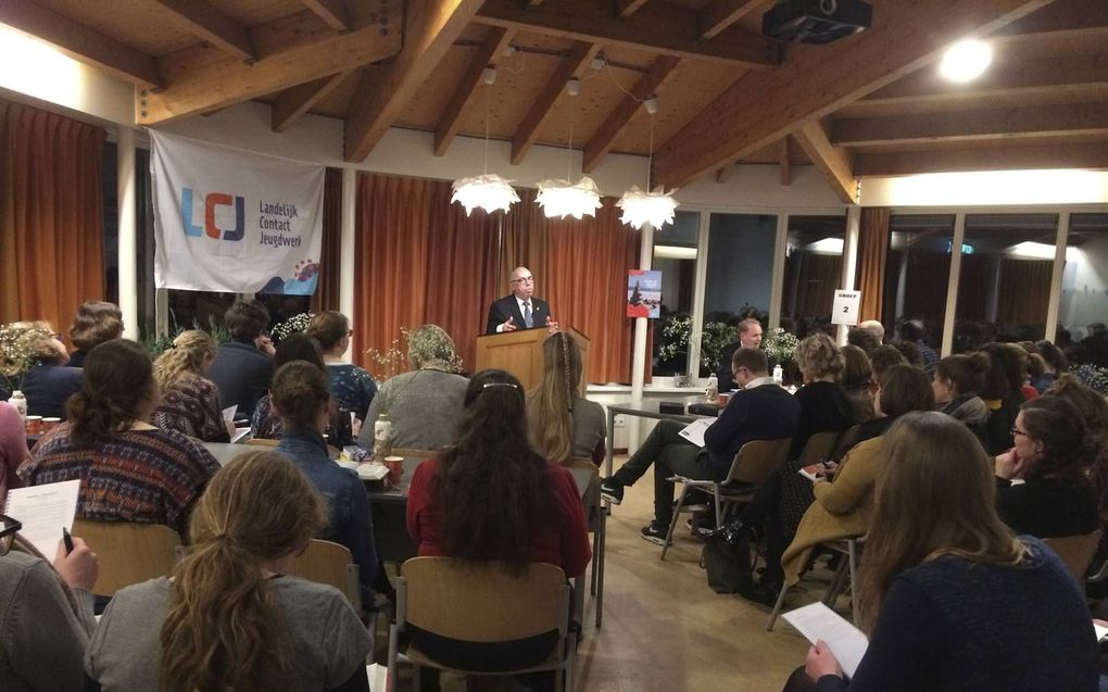 Ds. H. Korving opende vrijdag het Bijbelstudieweekend van het LCJ in Wijk aan Zee. Thema van het weekend is: “Leven als christen”. beeld RD