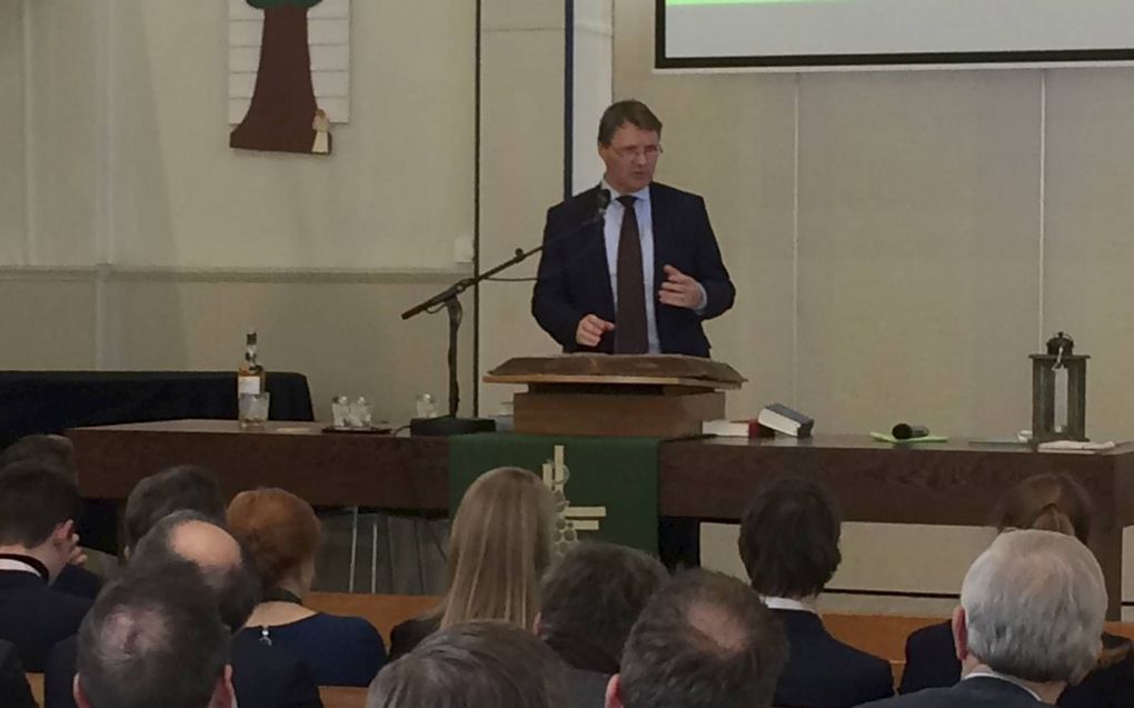 Dr. R. de Reuver (foto), prof. dr. E. van ’t Slot en dr. W. M. Dekker spraken donderdag in Bodegraven tijdens de viering van het 120-jarig jubileum van studentenvereniging Voetius over ”Wat betekent gereformeerd-zijn anno 2020?” beeld RD