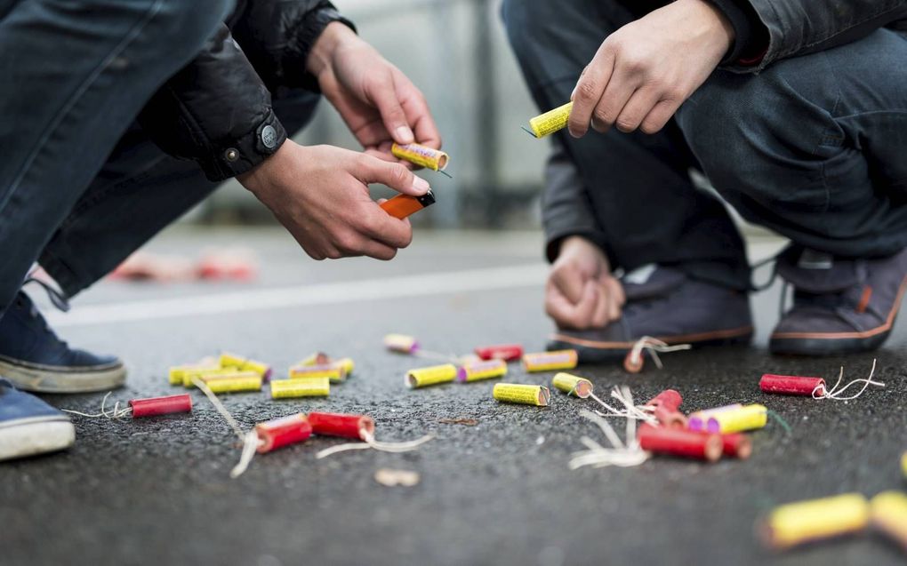 Samen stoer in groepen grenzen verleggen. Vuurwerk is bijna ideaal spul daarbij.  beeld ANP, Roos Koole