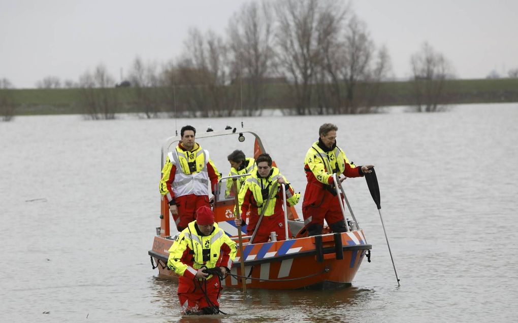 Bij het varen in ondergelopen gebied moet je bedacht zijn op prikkeldraad en slootjes, leerde de Nationale Reddings Vloot zaterdag. beeld VidiPhoto