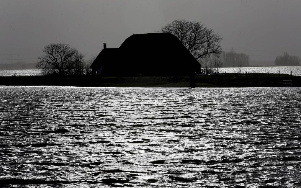 Overloopgebied de Noordwaard bij Werkendam is maandag voor het eerst volgestroomd. Vijf jaar geleden werd het stuk Biesbosch ontpolderd om de Merwede bij hoogwater meer ruimte te geven. De Noordwaard is zo ingericht dat de wegen en huizen er droog blijven