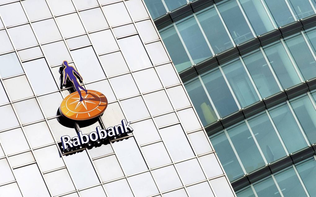 Vanaf 1 juli gaat de Rabobank op rekeningen met een tegoed van meer dan 1 miljoen euro 0,5 procent rente heffen. beeld ANP, Koen van Weel