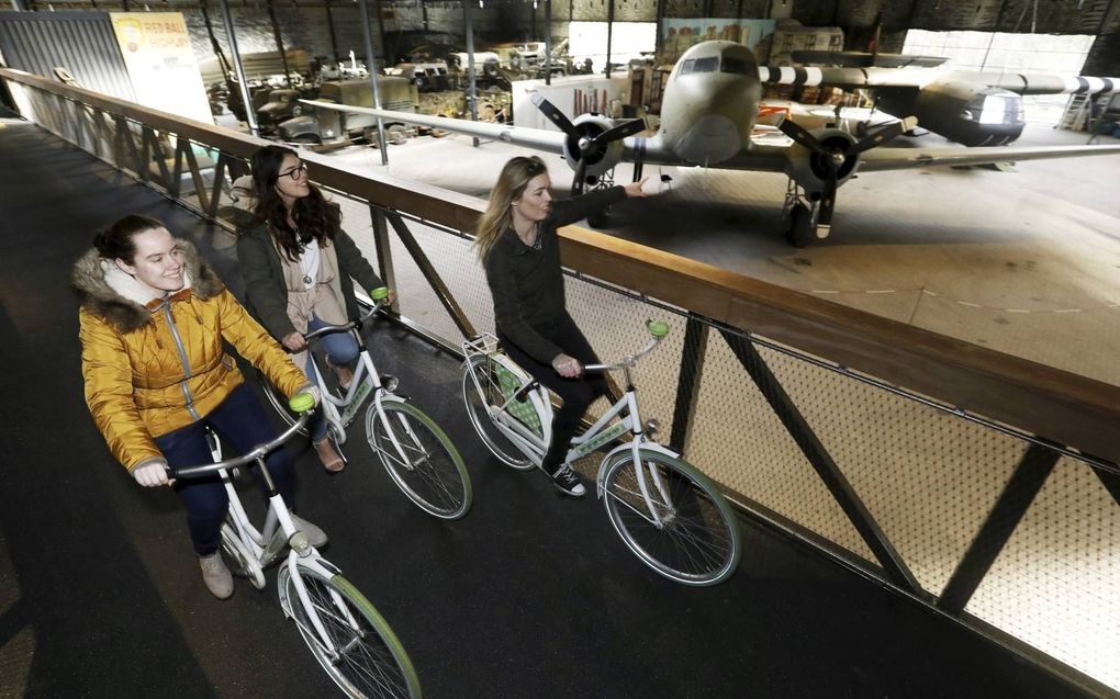 Dwars door het oorlogsmuseum in het Brabantse Overloon loopt een fietsbrug, die onderdeel is van een 59 kilometer lange fietsroute. beeld VidiPhoto