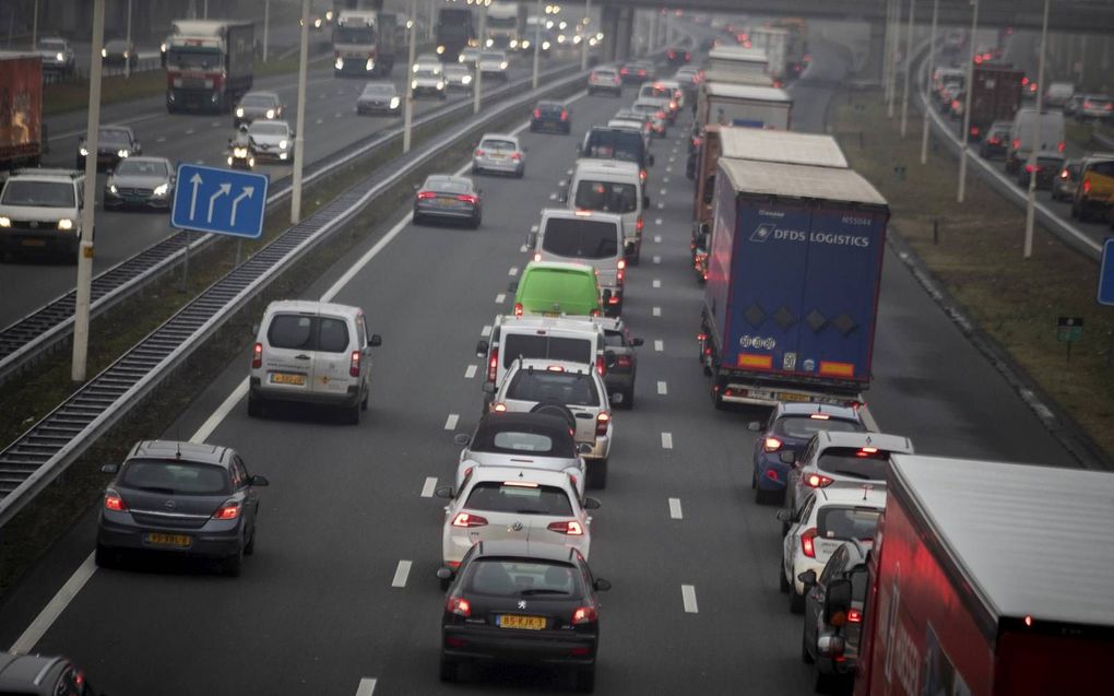 Toenemende drukte op de weg kan ervoor zorgen dat mensen dichterbij hun werk gaan wonen. Er zijn diverse factoren die bepalen of mensen een baan op afstand accepteren, stelt prof. dr. Bert van Wee.   beeld ANP, Jeroen Jumelet