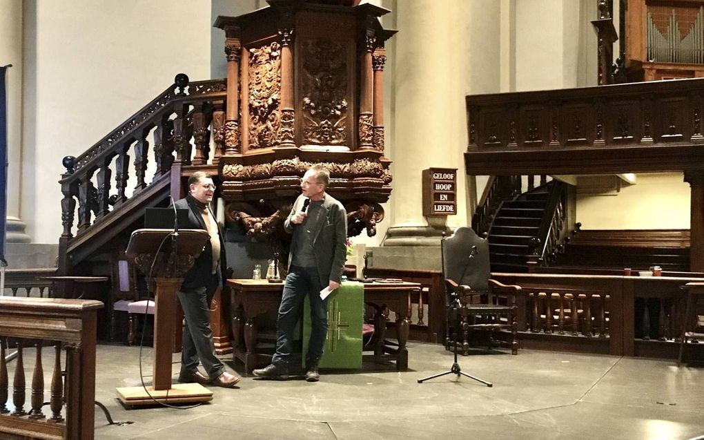 Samuël Lee (l.) theoloog des vaderlands spreekt in de Nieuwe Kerk in Groningen. beeld RD