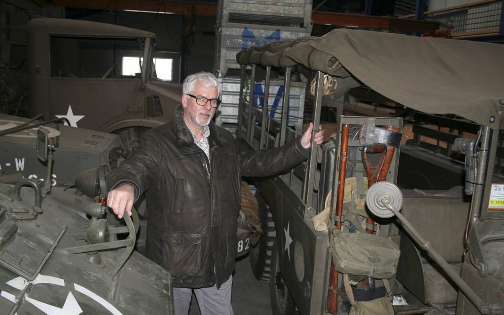 Baltus de Ruijter uit Hardinxveld-Giessendam in zijn rijdend museum van militaire voertuigen. beeld André Bijl