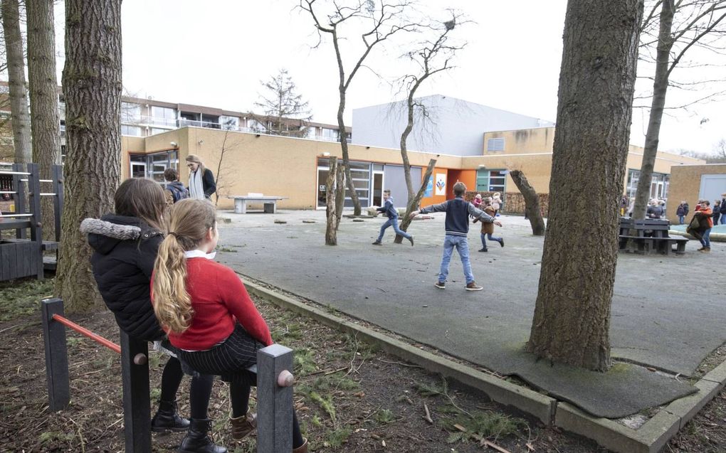 De Petrus Dathenus in Hilversum is een van de basisscholen die minder leerlingen hebben dan de opheffingsnorm vereist. Dit schooljaar bezoeken 47 kinderen de school. Om sluiting te voorkomen fuseerde het Hilversumse schoolbestuur met dat van de Calvijnsch