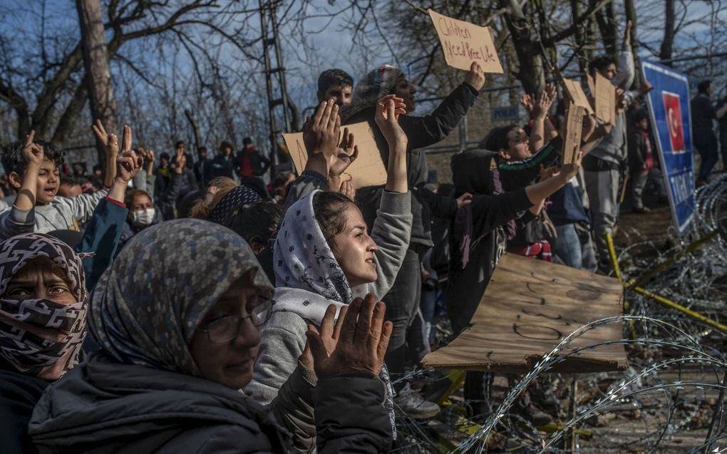 Duizenden migranten uit onder meer Syrië doen wanhopige pogingen om vanuit Turkije de grens met Griekenland over te steken. De Grieken houden de poort echter hermetisch gesloten.  beeld AFP, Bulent Kilic