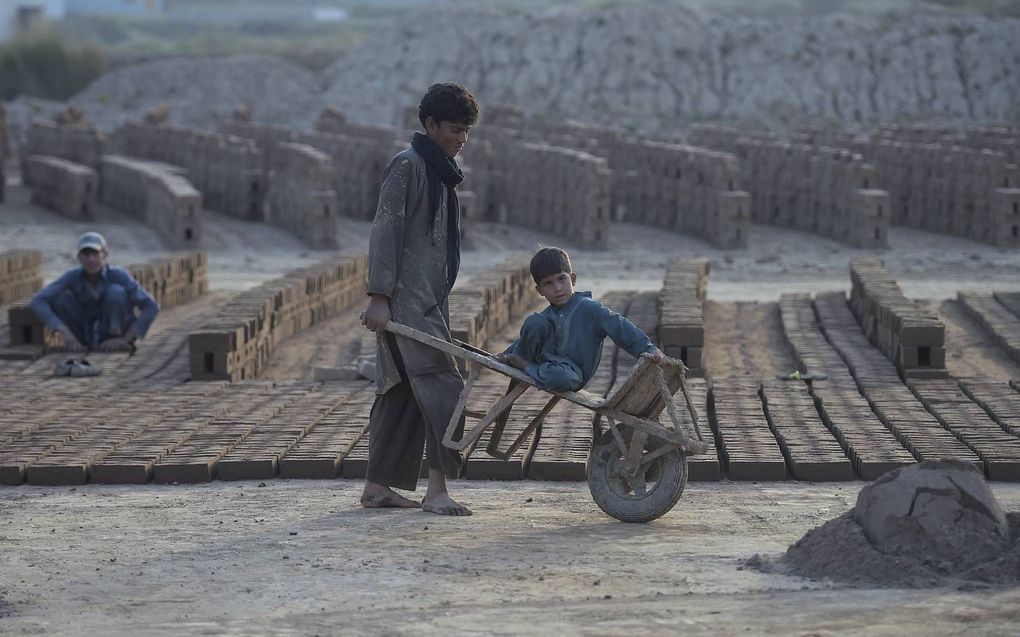 Veel Pakistaanse christenen doen ongeschoold werk in een steenfabriek of zijn dagloner. beeld AFP, Farooq Naeem